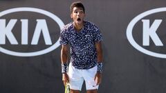 Felix Auger-Aliassime reacciona tras un punto durante su partido ante Ernests Gulbis en el Open de Australia.