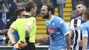 Gonzalo Higuaín argues with referee Massimiliano Irrati.