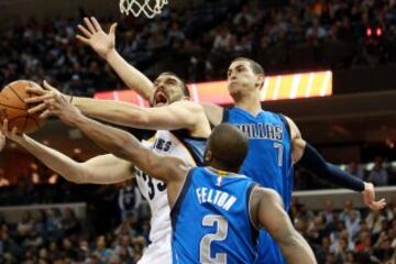 Marc Gasol ante Raymond Felton y Dwight Powell.