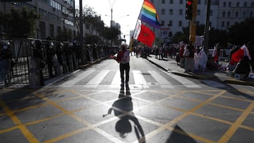 -FOTODELDÍA- AME6119. LIMA (PERÚ), 16/06/2021.- Simpatizantes del candidato presidencial Pedro Castillo se manifiestan frente al Jurado Nacional de Elecciones hoy, en Lima (Perú). El Jurado Nacional de Elecciones (JNE) de Perú ratificó que solo proclamará los resultados de la segunda vuelta de las elecciones presidenciales celebradas el pasado 6 de junio cuando haya resuelto todas las actas observadas y los pedidos de nulidad presentados tras el proceso. EFE/ Paolo Aguilar