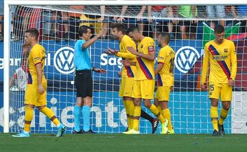 Penalti a favor del Osasuna debido a que el balón dio en el brazo de Gerard Piqué dentro del área.