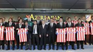 Cerezo, Simeone y la plantilla posan en Fitur.