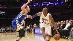 Kobe Bryant ataca la defensa de Stephen Curry.