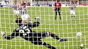 <b>NO FALLA</B>. De Pedro acertó al lanzar el penalti. No falló, como tampoco falla la Real en la carrera hacia el título.