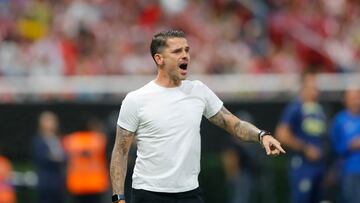 AME6308. GUADALAJARA (MÉXICO), 15/05/2024.- El entrenador del Guadalajara  Fernando Gago reacciona ante América este miércoles, durante un partido de las semifinales del torneo clausura 2024 de la Liga Mx, disputado en el Estadio Akron en la ciudad de Guadalajara (México). EFE/ Francisco Guasco