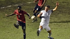 SP01. SAN PEDRO SULA (HONDURAS), 21/06/2022.- Esteban Lozano (d) de México disputa el balón ante Jaron Pascall de Trinidad y Tobago hoy, durante un partido por la jornada dos del grupo B durante el Premundial sub-20 de la Concacaf disputado en el estadio Francisco Morazán de la ciudad de San Pedro Sula (Honduras). EFE/José Valle
