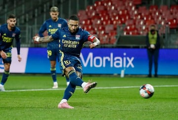 Soccer Football - Ligue 1 - Brest v Olympique Lyonnais - Stade Francis-Le Ble, Brest, France - February 19, 2021 Olympique Lyonnais' Memphis Depay scores their third goal from the penalty spot REUTERS/Stephane Mahe