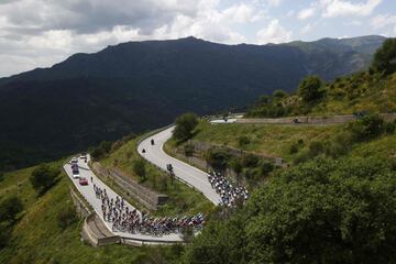 El pelotón durante la quinta etapa del Giro de Italia 2022 con un recorrido 174 kilómetros entre Catania y Messina.
