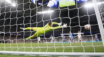 3-1. Desde la frontal del área, el mediocentro uruguayo babazorro, dispara con la izquierda raso y ajustado para batir a Thibaut Courtois. El balón toca en su palo derecho y se cuela dentro.