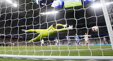 3-1. Desde la frontal del área, el mediocentro uruguayo babazorro, dispara con la izquierda raso y ajustado para batir a Thibaut Courtois. El balón toca en su palo derecho y se cuela dentro.
