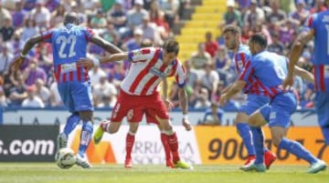 El centrocampistadel Levante Mohamed Lamine Sissoko con el delantero croata del Atlético de Madrid Mario Mandzukic