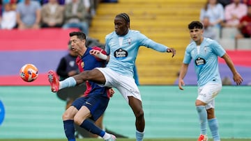 Ilaix Moriba disputa el balón con Lewandowski