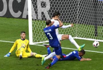 Lanzamiento de falta Éder. Para de Gea pero el balón queda muerto en el área pequeña. Chiellini remata con la oposición de Piqué y marca el 1-0.