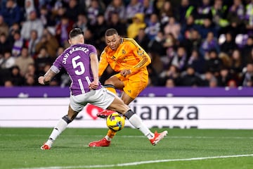  Buena recuperacin de Valverde tras cortar un pase de Mario Martn, iniciando as la contra del Real Madrid. Filtr Rodrygo para Mbapp, que se intern en el rea local y defini a la perfeccin con un disparo al palo largo, superando la estirada de Hein. Doblete del crack francs.