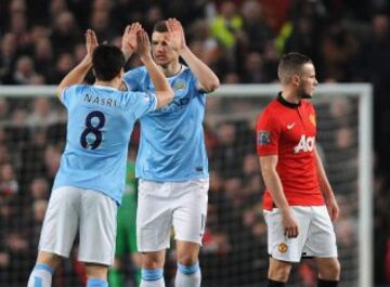 El jugador de Manchester City Edin Dzeko (c) celebra con su compañero Samir Nasri (i) el 0-1.