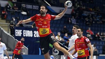 El jugador de la selección española de balonmano Ferran Solé lanza durante el partido entre España y Polonia de la ronda final del Europeo de Balonmano de Hungría y Eslovaquia.