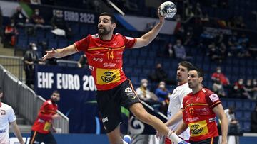 El jugador de la selecci&oacute;n espa&ntilde;ola de balonmano Ferran Sol&eacute; lanza durante el partido entre Espa&ntilde;a y Polonia de la ronda final del Europeo de Balonmano de Hungr&iacute;a y Eslovaquia.