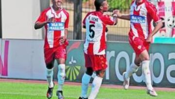 <b>CONTRASTE. </b>Nieto celebra su gol con Guilherme y Uche ante la decepción de Cuéllar.