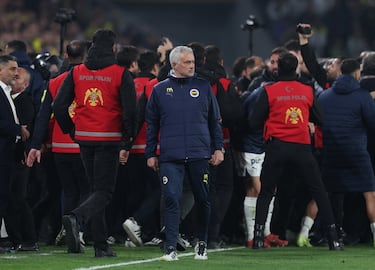 Mourinho vuelve a ser centro de la polémica tras agarrar de la nariz a su homólogo del Galatasaray, Okan Buruk. El incidente ha desatado un gran revuelo en redes sociales y numerosas críticas en el país, incluso entre los aficionados del Fenerbahçe, que han condenado su actitud.