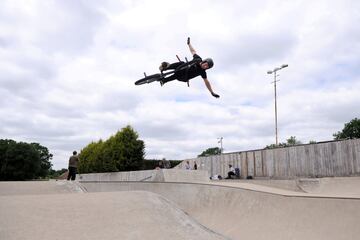 El ciclista británico de BMX freestyle (estilo libre) Declan Brooks realiza un espectacular salto durante un entrenamiento en un circuito de skate en Petersfield, Inglaterra. Brooks, de 24 años, obtuvo la medalla de bronce  en la modalidad de parque en el último Campeonato de Europa de BMX freestyle, disputado en Suiza.