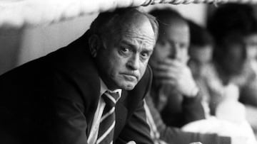 Alfredo Si St&eacute;fano, en el banquillo de Mestalla. 