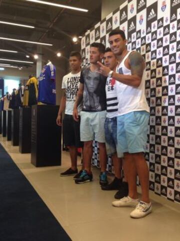 El equipo se hizo un tiempo para ir al lanzamiento.