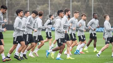 La plantilla del Celta realiza carrera continua durante un entrenamiento en la ciudad deportiva del club vigués.