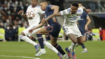 Mbappé intenta zafarse de Alaba y Militao en el Real Madrid-PSG de la vuelta de octavos jugada en el Bernabéu en marzo de 2022.