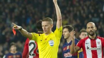 Hernández Hernández durante el Barcelona - Athletic