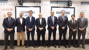 Los presidentes de los siete clubes ascendidos a LaLiga EA Sports y LaLiga Hypermotion, junto a su homólogo en LaLiga, Javier Tebas.