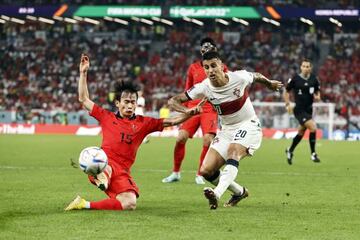 DOHA - (l-r) Moon-hwan Kim of Korea Republic, Joao Cancelo of Portugal during the FIFA World Cup Qatar 2022 group H match between South Korea and Portugal at Education City Stadium on December 2, 2022 in Doha, Qatar. AP | Dutch Height | MAURICE OF STONE (Photo by ANP via Getty Images)