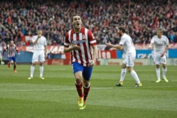 El centrocampista del Atlético de Madrid Koke Resurrección celebra el gol que ha marcado al Real Madrid, durante el partido de la vigésima sexta jornada de liga de Primera División disputado esta tarde en el estadio Vicente Calderón. 