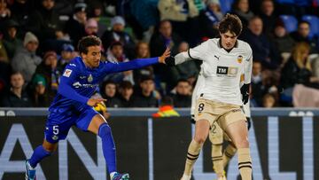 GETAFE, 08/12/2023.- El centrocampista del Getafe Luis Milla (i) disputa un balón al centrocampista del Valencia Javi Guerra (d), durante el encuentro correspondiente a la jornada 16 de primera división que disputan hoy viernes Getafe y Valencia en el Coliseum de Getafe (Madrid). EFE/Zipi Aragón.
