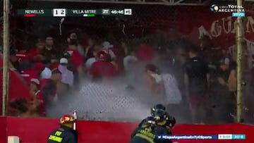?Hasta un inodoro lanzaron?al campo los hinchas de Newell's!