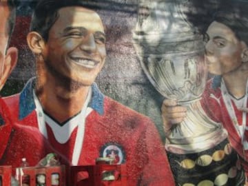 José Luis Madrid, artista de la comuna de Quilicura, decidió inmortalizar la imagen de Gary Medel, Alexis Sánchez, Eduardo Vargas y Arturo Vidal en un mural como un homenaje al logro de la Copa América conseguida hace meses.