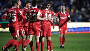 Óscar es abrazado por sus compañeros.