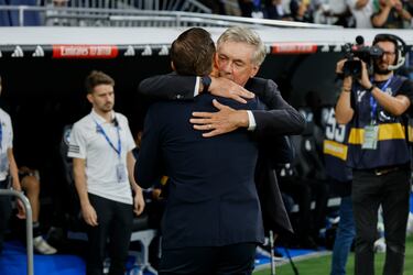 El entrenador del Real Madrid, Carlo Ancelotti y el entrenador del Getafe, José Bordalás, se saludan antes del inicio del encuentro. 