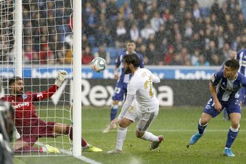 Alavés 1-2 Real Madrid | Centro desde la banda derecha que remató Isco a puerta. Pacheco la salvó pero no pudo reaccionar al remate de Carvajal a su rechace. El lateral del Real Madrid marcó el 1-2.