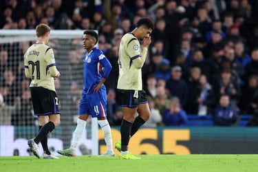 El árbitro del partido, Slavko Vincic, muestra la cartulina roja (doble amarilla) al capitán del Barcelona por una entrada a destiempo a Marc Cucurella.