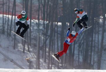 Regino Hernández (peto verde) durante la final de snowboardcross.