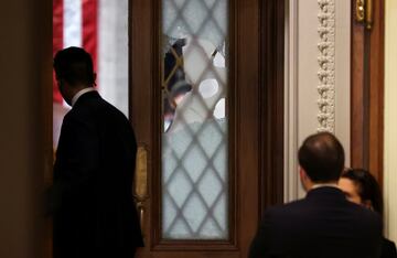 Una ventana rota vista desde la sesión en el Congreso de Estados Unidos.