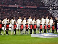 Los jugadores del Real Madrid ante el Bayern.