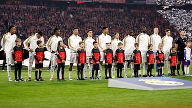 Los jugadores del Real Madrid ante el Bayern.