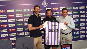Sergio González entre Carlos Suárez y Miguel Ángel Gómez en la presentación de la renovación del técnico.
