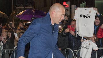 Zidane, a su llegada a Bilbao con el resto de la expedición del Real Madrid.