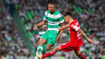 Harold Preciado de Santos y Claudio Baeza de Toluca durante el partido Santos vs Toluca, correspondiente al partido de vuelta de Cuartos de Final del Torneo Apertura 2022 de la Liga BBVA MX, en el Estadio TSM Corona el 16 de octubre de 2022.