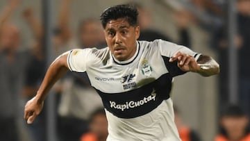 LA PLATA, ARGENTINA - APRIL 08: Cristian Tarragona of Gimnasia y Esgrima drives the ball during a Liga Profesional 2023 match between Gimnasia y Esgrima La Plata and Racing Club at Estadio Juan Carlos Zerillo on April 8, 2023 in La Plata, Argentina. (Photo by Gustavo Garello/Jam Media/Getty Images)