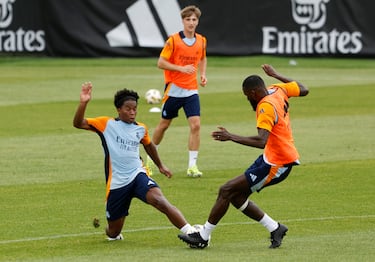Endric y Antonio Rüdiger disputan un balón.
