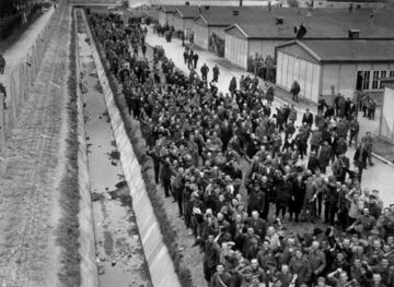 El campo de concentracin de Dachau fue un campo de concentracin nazi cercano al pueblo de Dachau, a 13 km al noroeste de Mnich, en Baviera (sur de Alemania). Murieron 200.000 personas en este campo. En la imagen se ve a miles de prisioneros en el campo de concentracin. Todas estas personas fueron incineradas antes de la liberacin del campo.