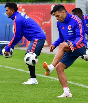 La Selección Colombia realizó su primer entrenamiento abierto al público en el estadio Sviyaga en Rusia, preparando el debut mundialista del 19 de junio ante Japón en Saransk. James y Barrios, los ausentes.